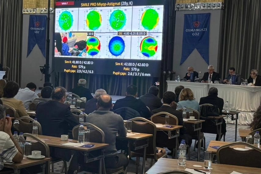 Bursa’da 50 profesörden canlı göz ameliyatı şovu