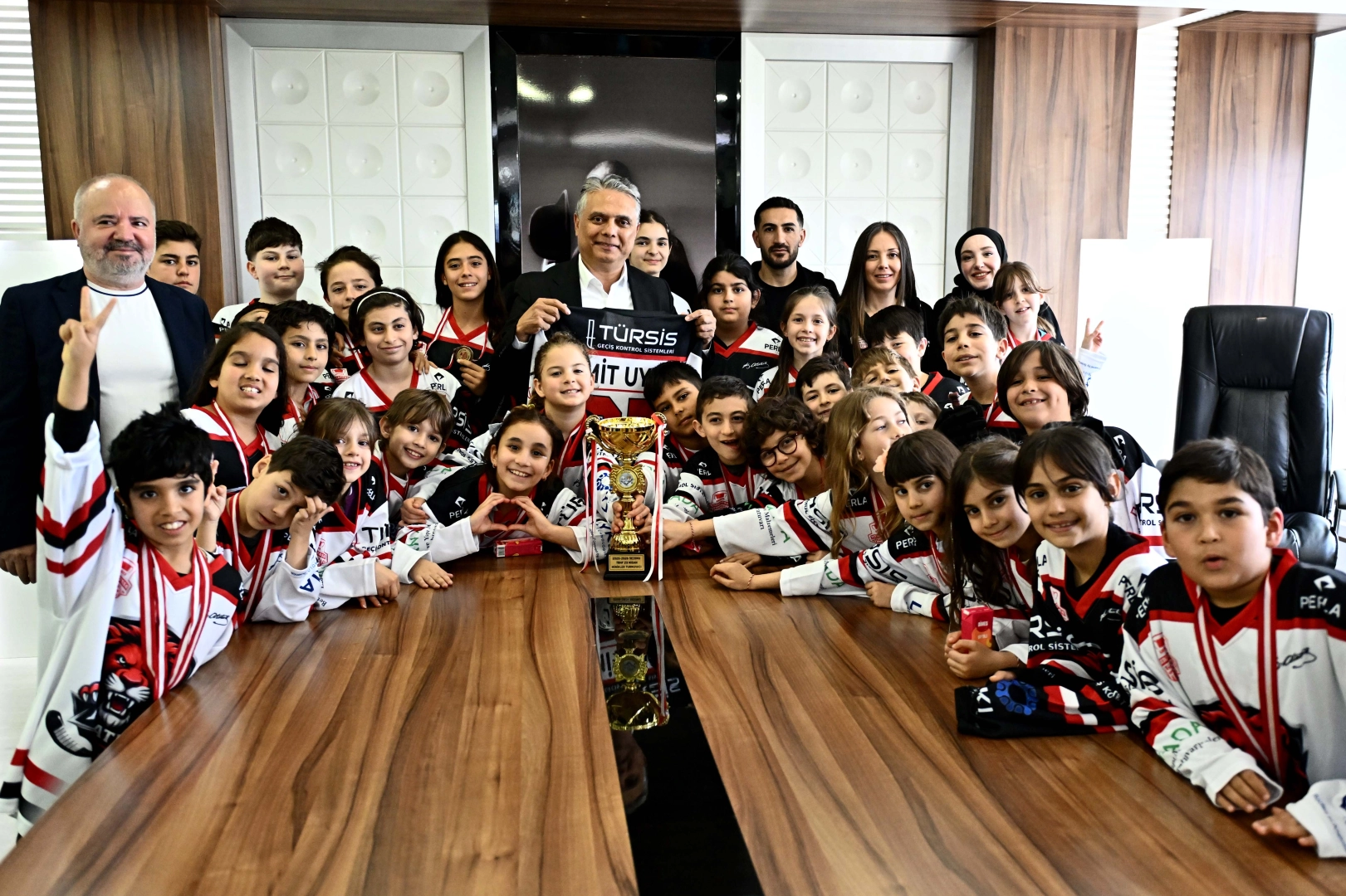 Antalya Muratpaşalı sporculardan Başkan Uysal’a ziyaret