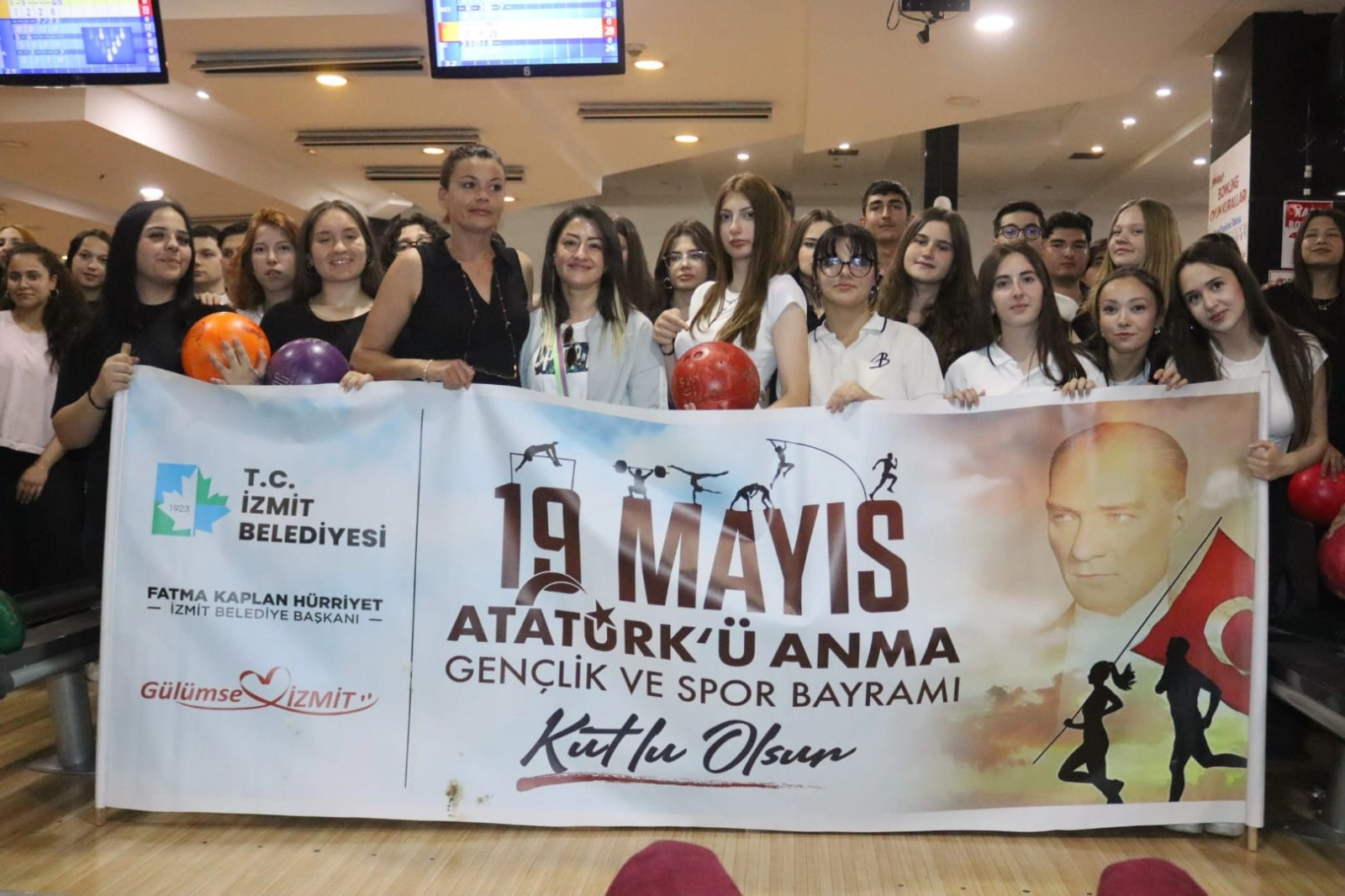 İzmitli gençler bowlingte buluştu