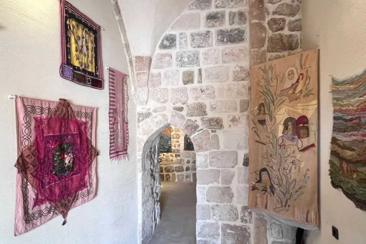 “Eşik” sergisi Mardin’de kapılarını açtı