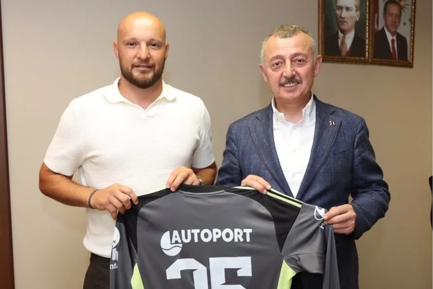 Kocaelispor'un kaptanı formasını Başkan Büyükakın’a hediye etti