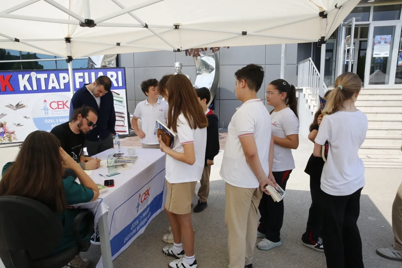 Bursa'da 5. ÇEK Kitap Fuarı değerli yazarları ağırladı