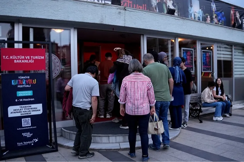 Trabzon'da 'İnsancıklar' tiyatro severlerle buluştu