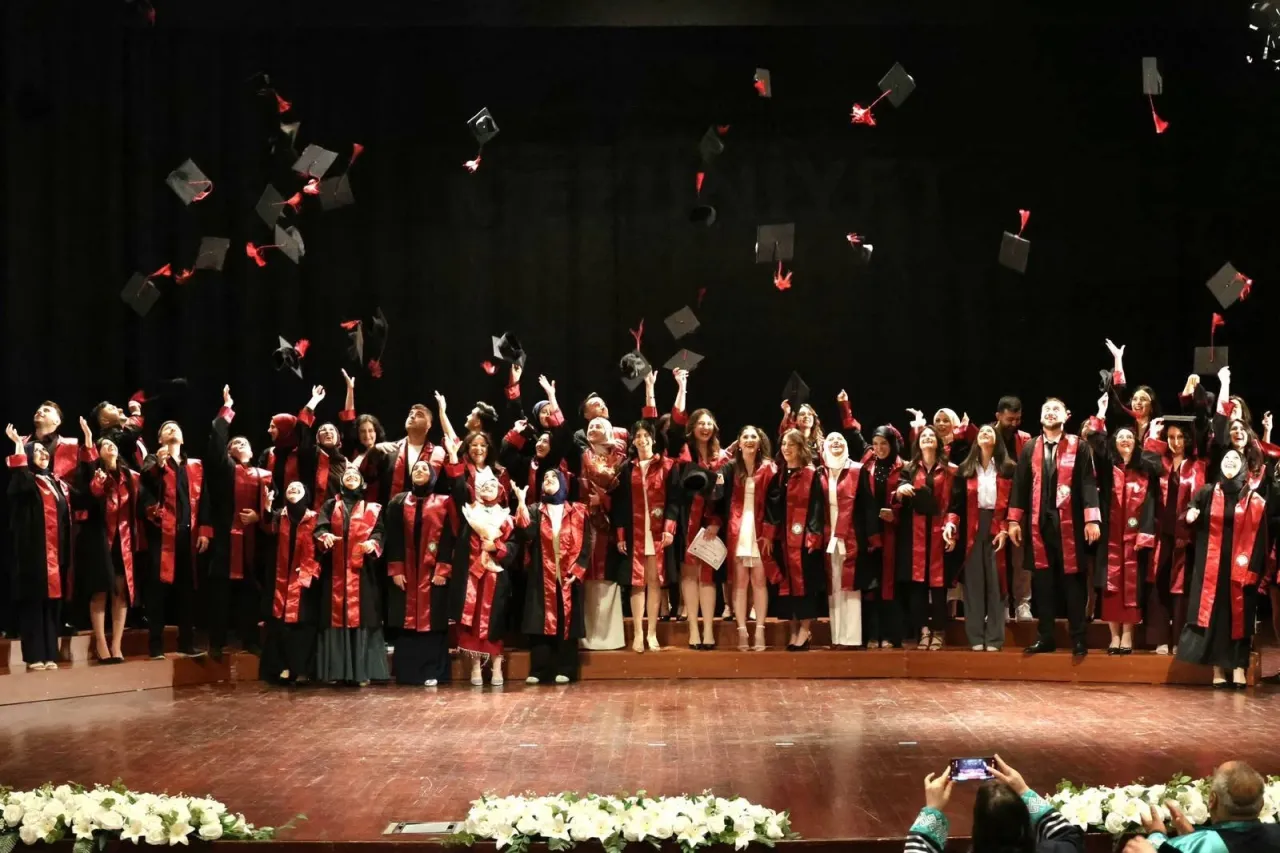Artvin Çoruh Üniversitesi'nde mezuniyet coşkusunu yaşandı