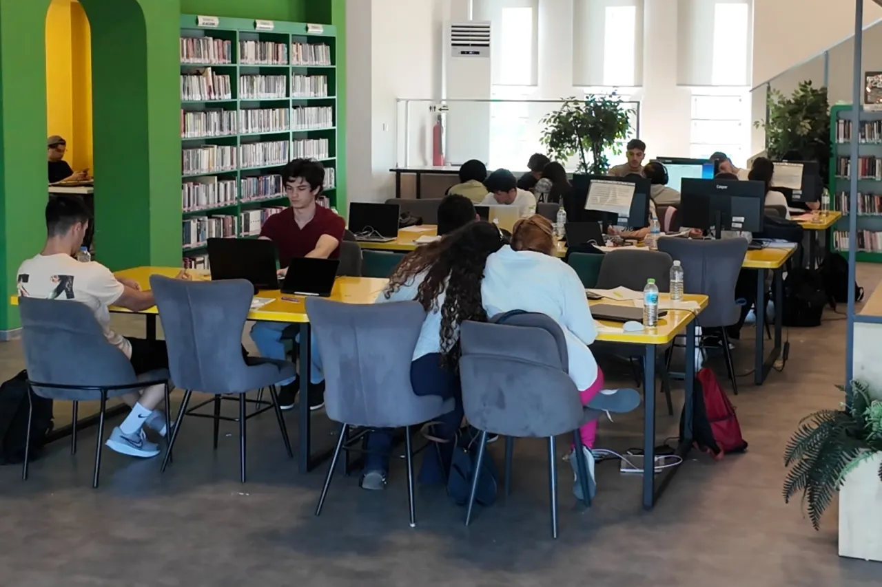 Çayırovalı gençlerden kitap kahvelerde sınav hazırlığı