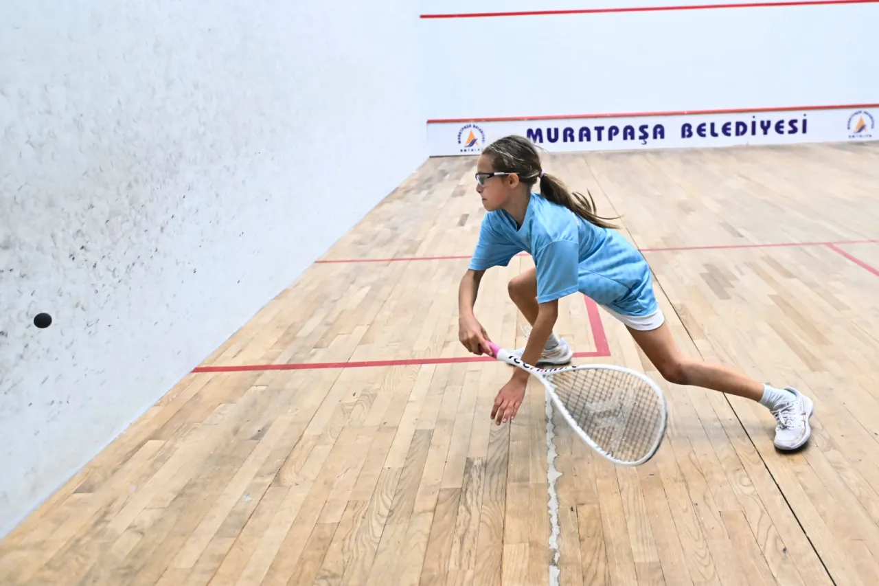 Antalya Muratpaşa'da squash sporcuları turnuvada buluştu