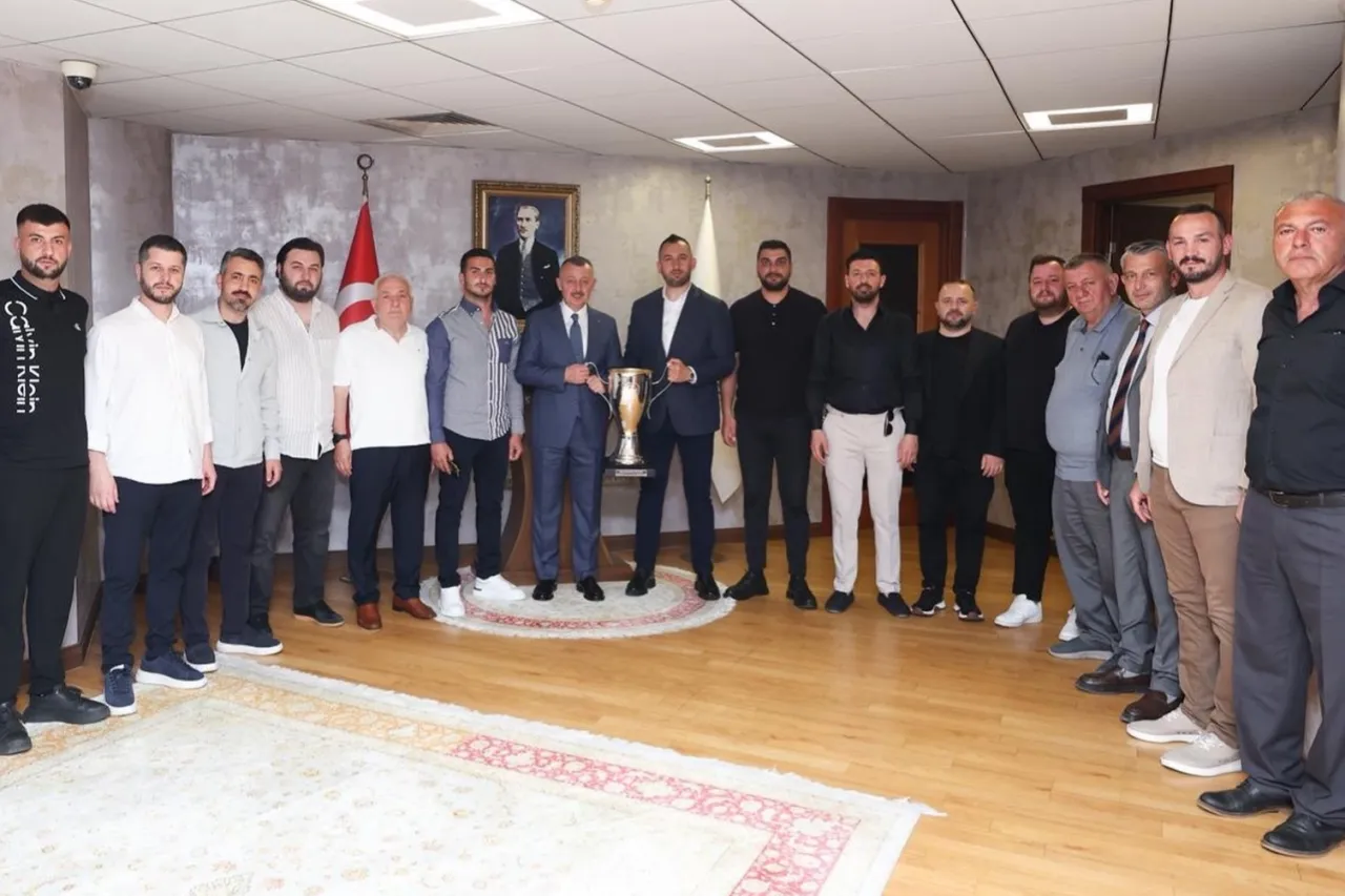 Şampiyon Gölcükspor kupasıyla Başkan Büyükakın’a geldi