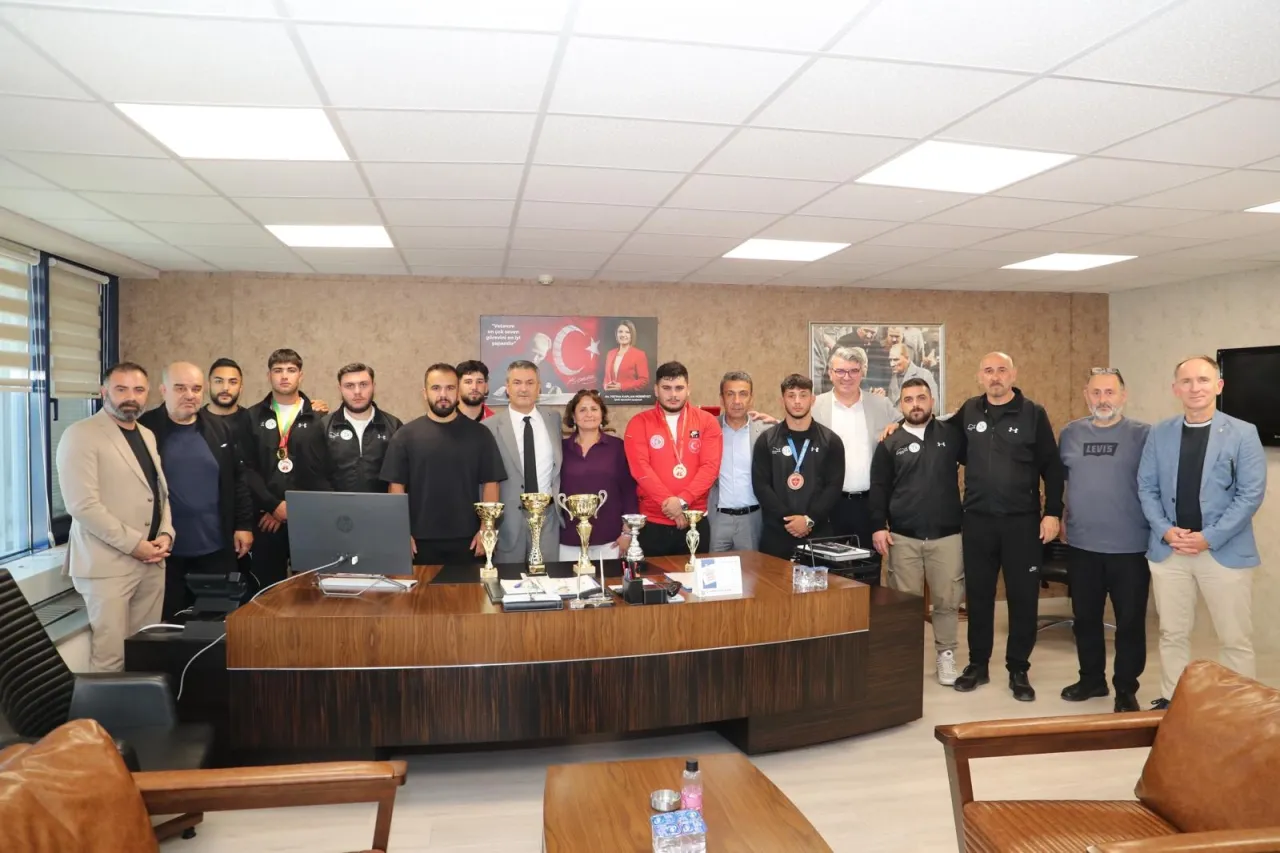 Kocaeli'de İzmit Belediyesporlu güreşçilerden çifte başarı