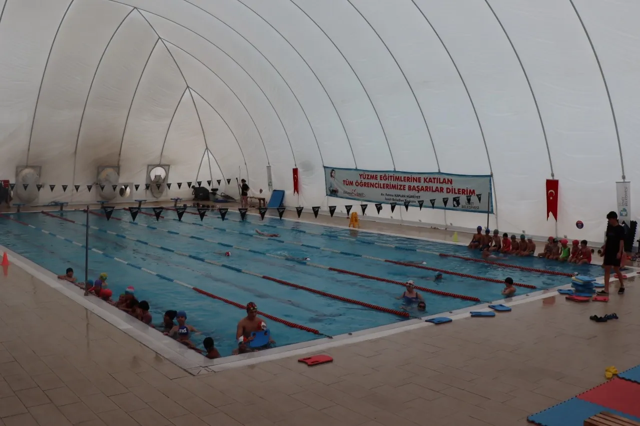 İzmit Belediyesi 8 yılda 25 bin çocuğa yüzme öğretti