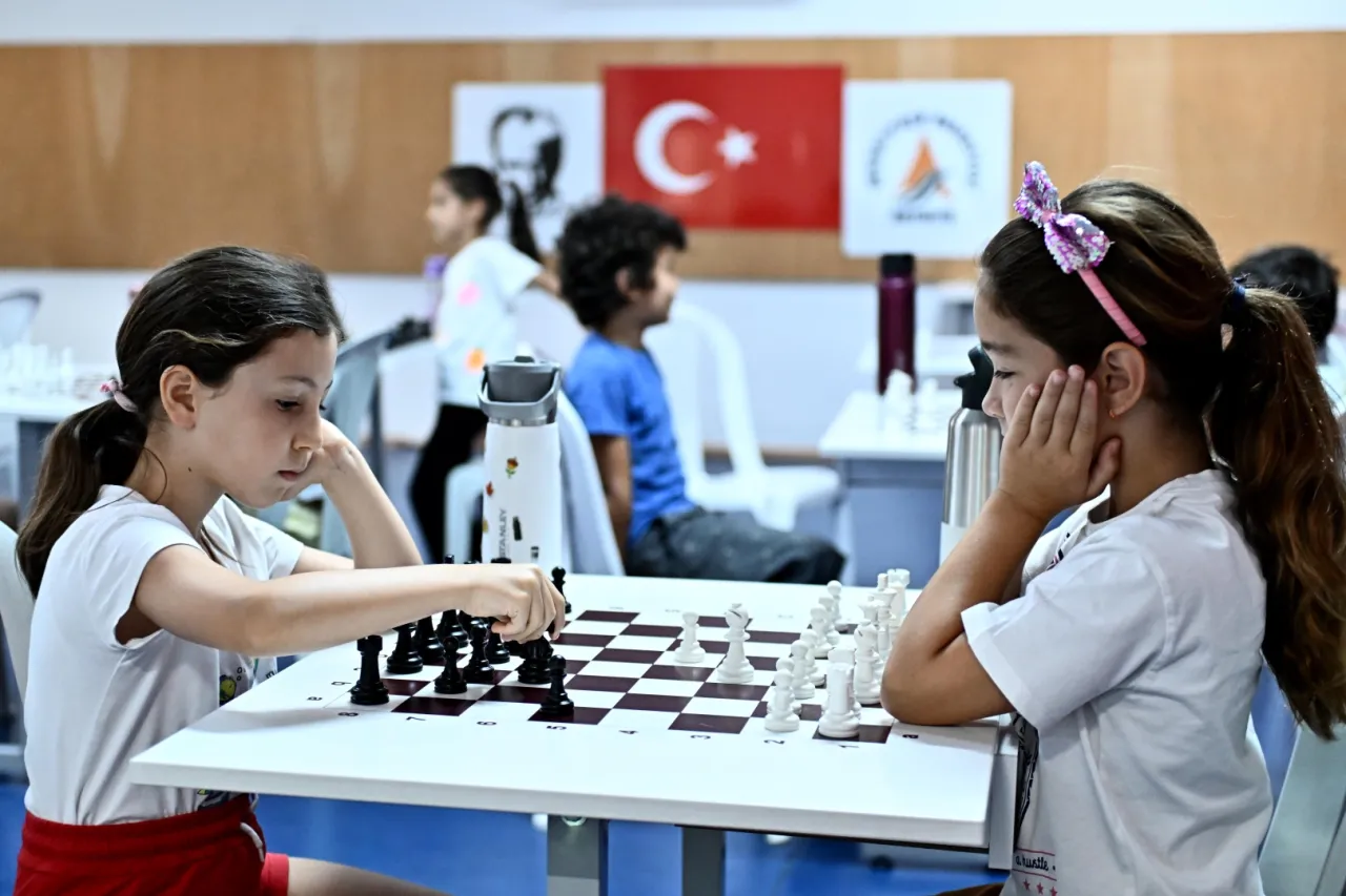 Muratpaşa’da satranç eğitimiyle çocuklar turnuvalara hazırlanıyor
