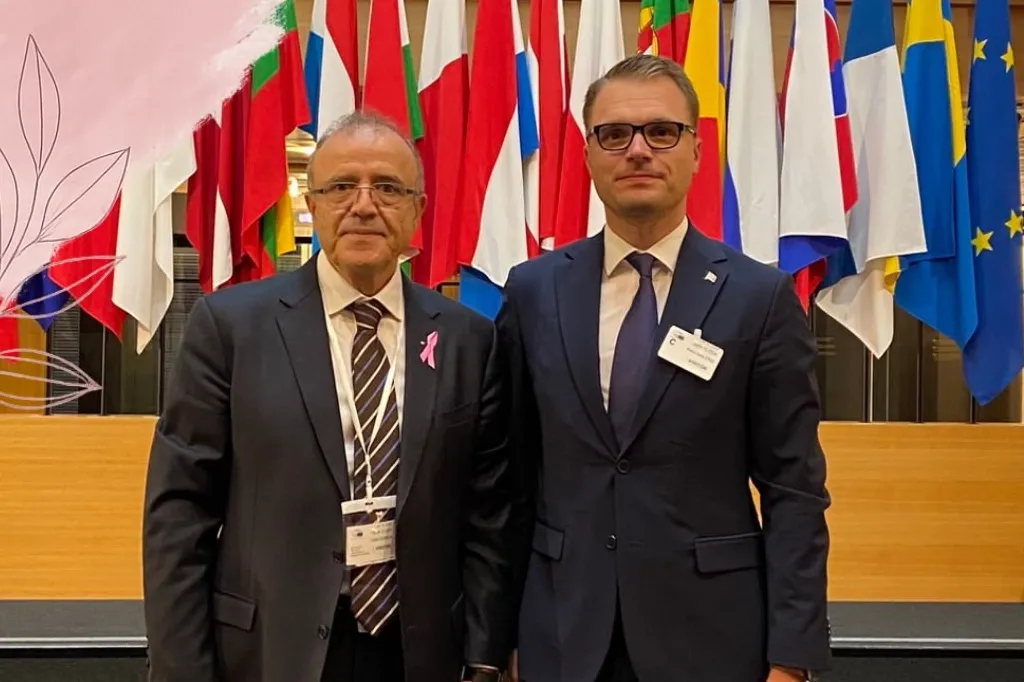 Prof. Dr. Vahit Özmen’e Avrupa Parlamentosu’nda uluslararası ödül