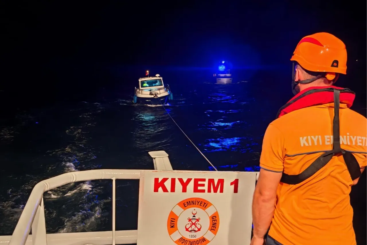 Kilitbahir açıklarında sürüklenen tekne kurtarıldı
