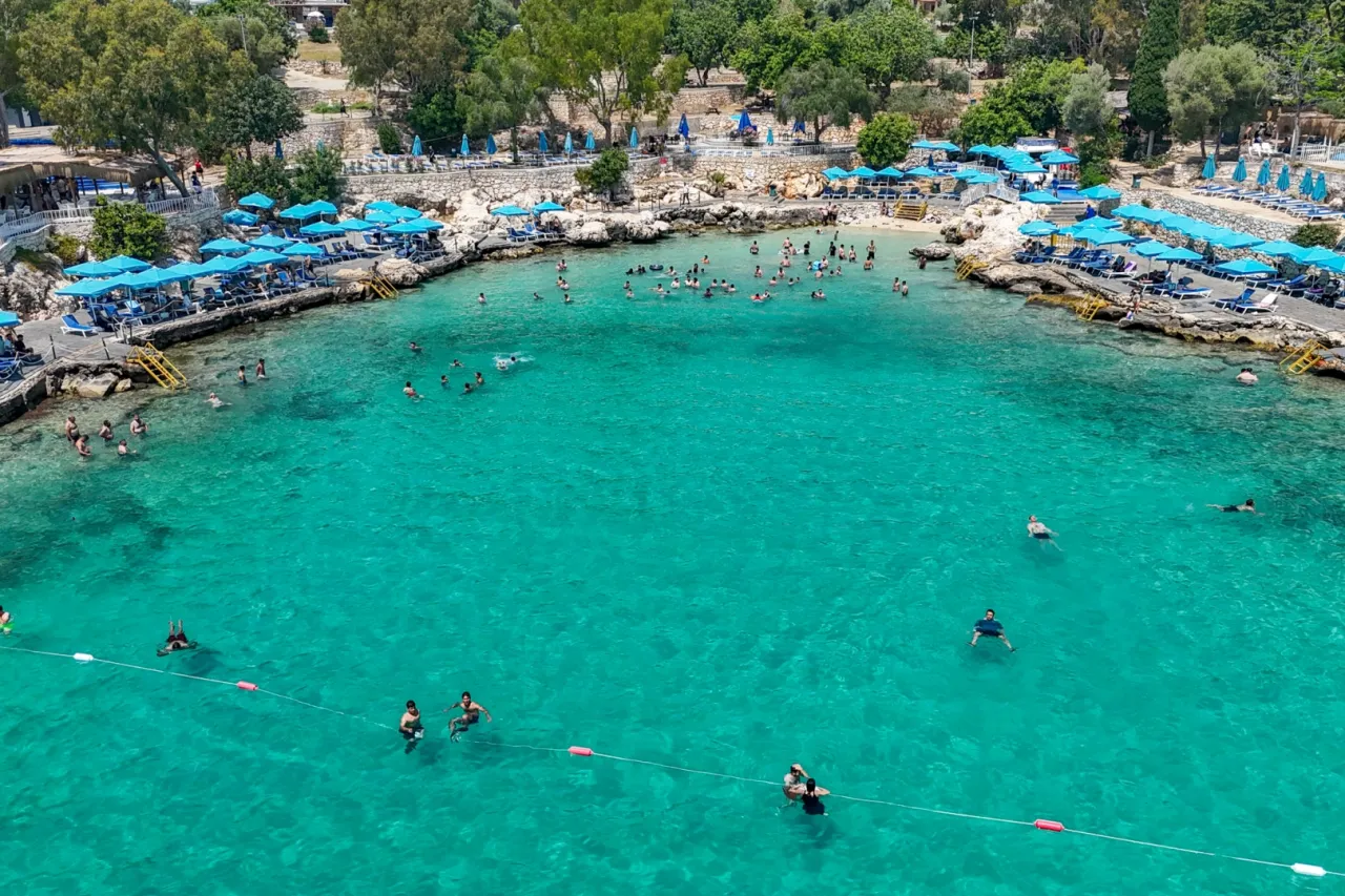 Mersin plajları tatilcilerin gözdesi oldu