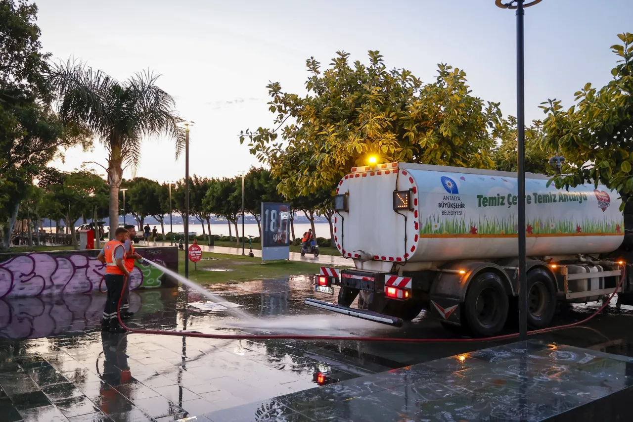 Antalya'da Konyaaltı Sahili’nde 7/24 temizlik mesaisi