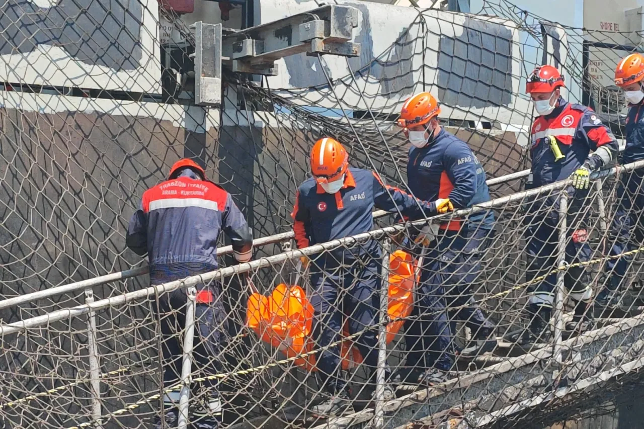 Trabzon’da İHA saldırısı kurbanı denizci gemiden çıkarıldı