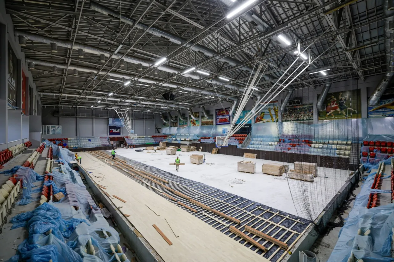 İzmir'de Celal Atik Spor Salonu FIBA standartlarına kavuşuyor