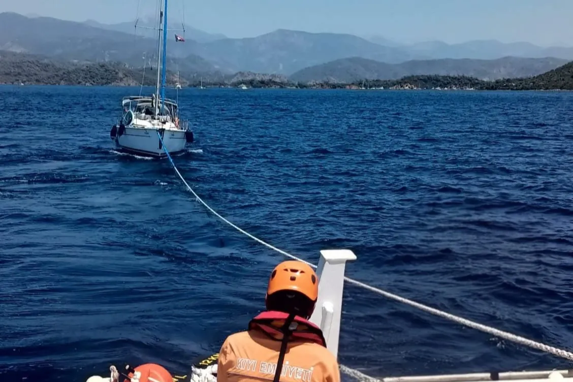 Dalaman açıklarında sürüklenen tekne kurtarıldı