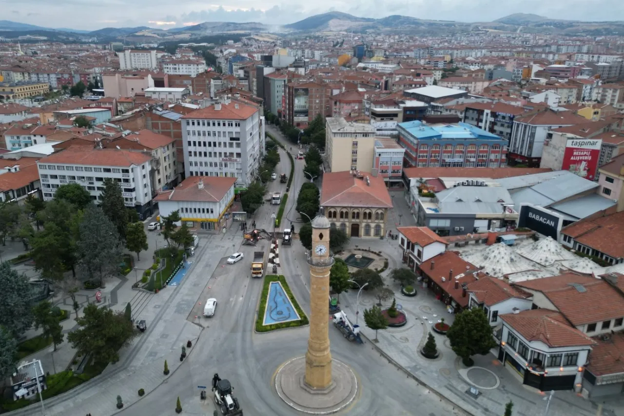 Çorum’da Gazi Caddesi’nde gece asfalt çalışması