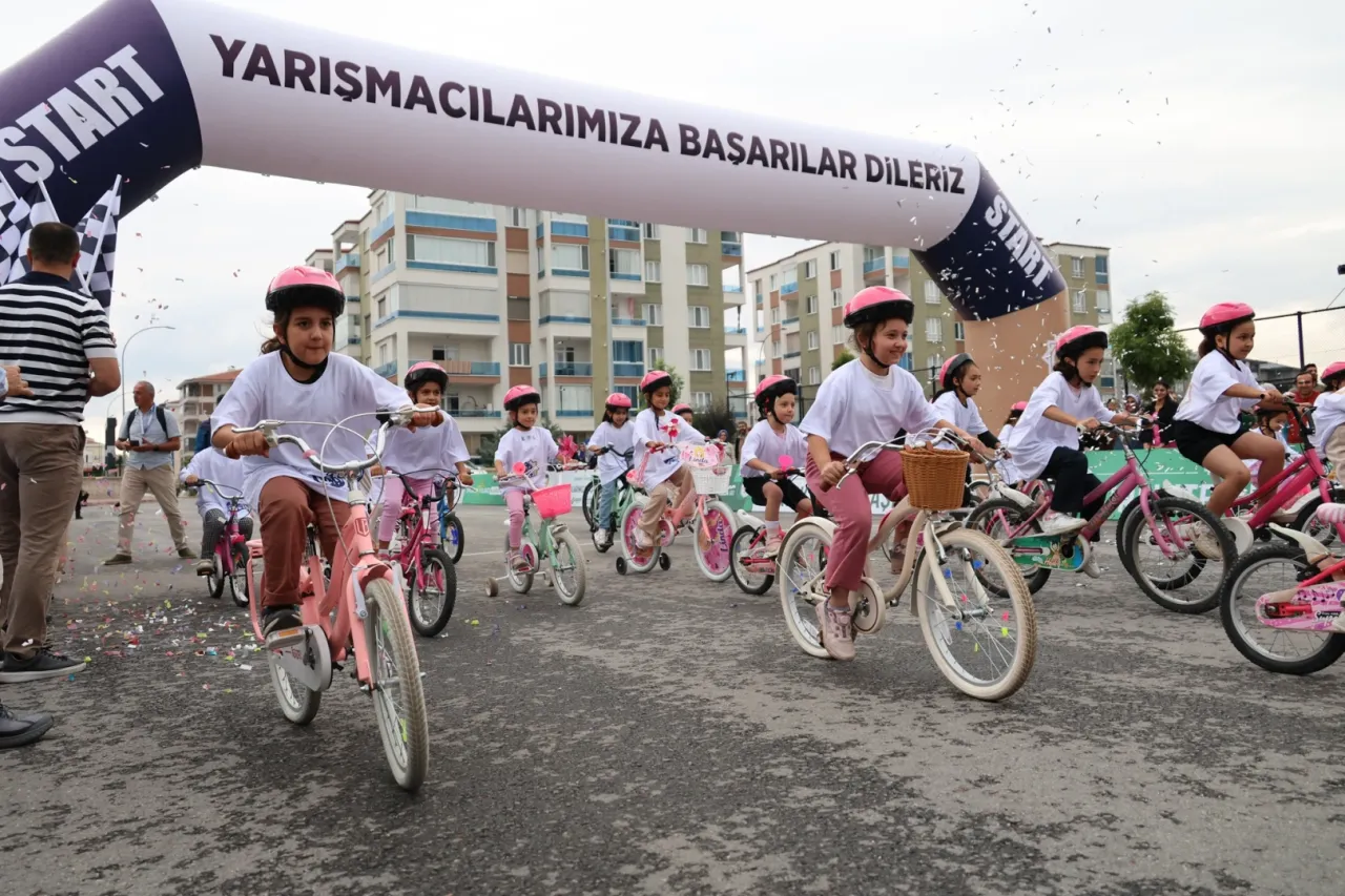 Bisiklet yarışı nefes kesti