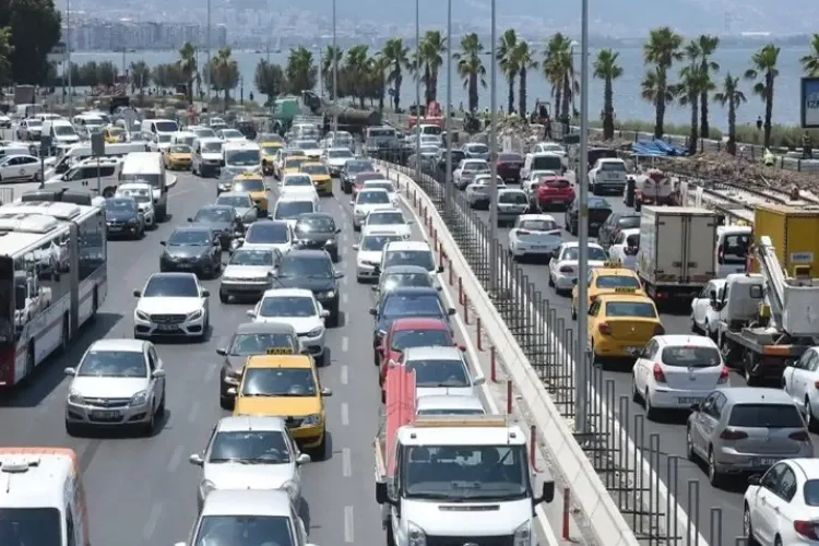 İzmir'de trafik artıyor