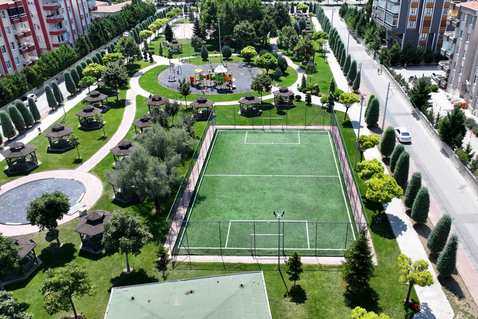 Karatay'da 14 halı saha yolda