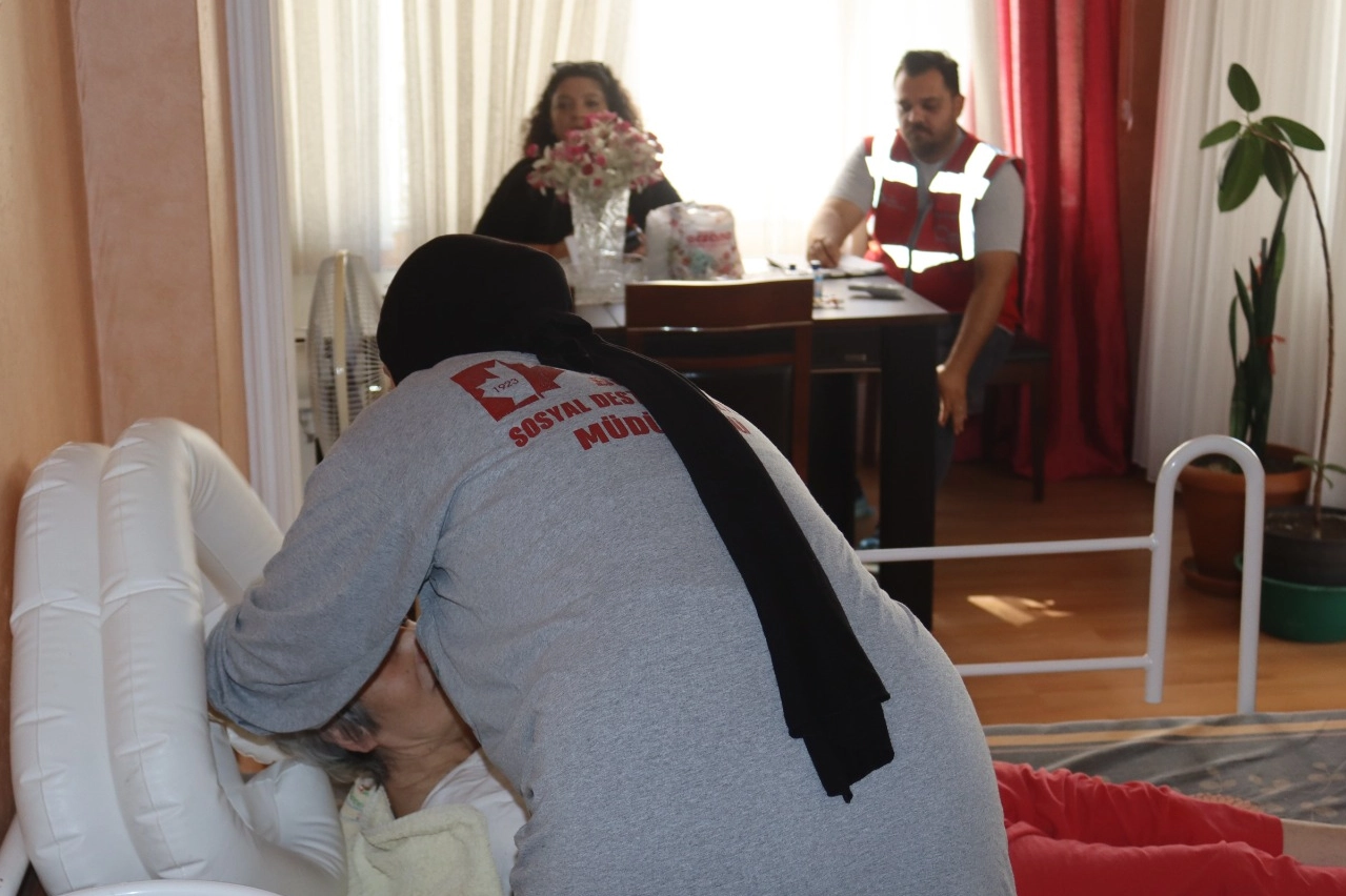 İzmit Belediyesi, evde bakım hizmetine kesintisiz devam ediyor