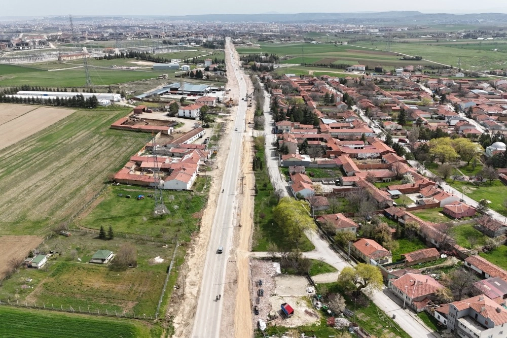 Eskişehir'de yollar genişliyor sürücülerin yüzü gülüyor
