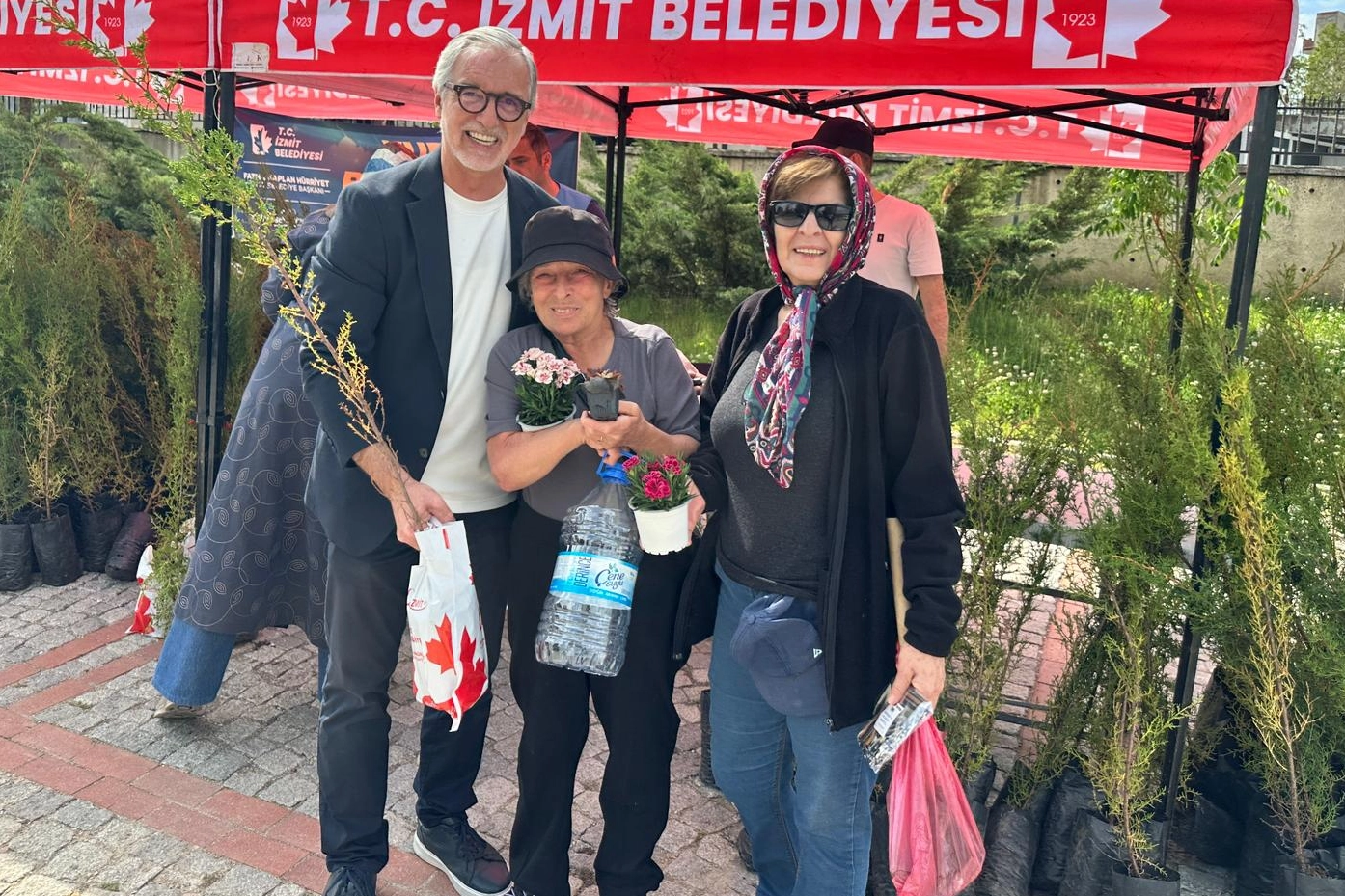 Kocaeli İzmit'te mezarlıklarda fide dağıtıldı