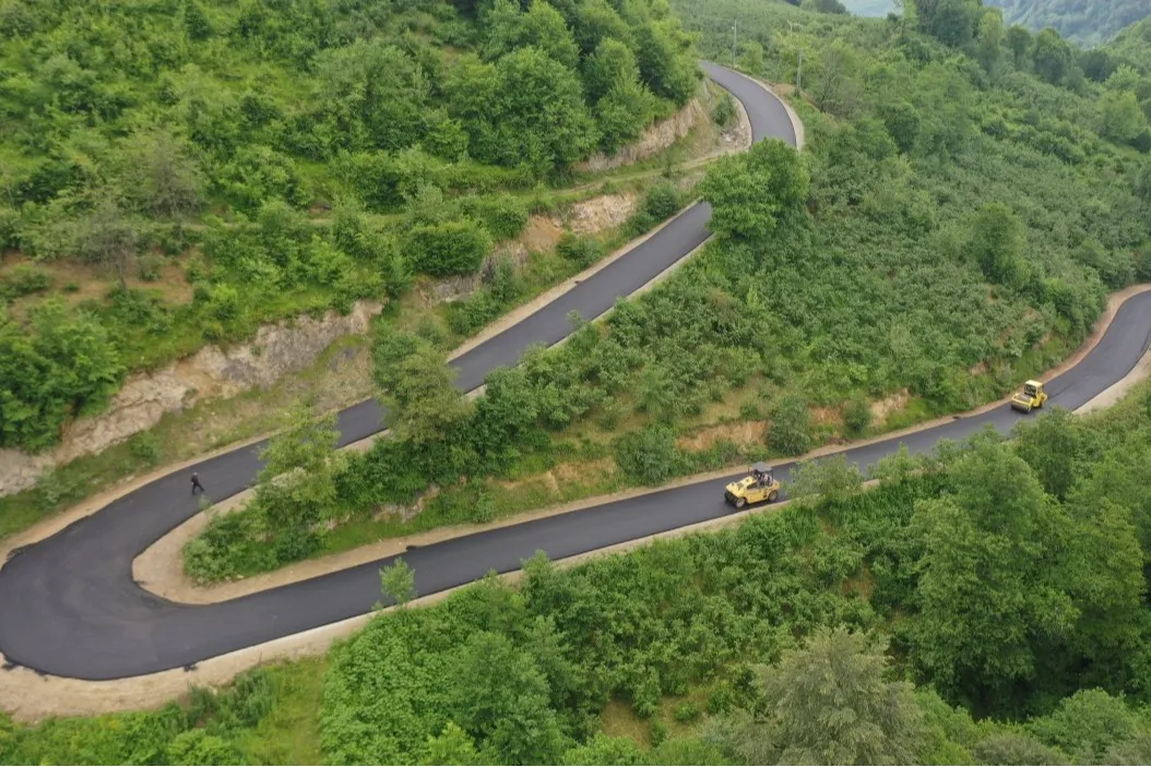 Ordu’da Gürgentepe-Gölköy bağlantı yoluna sıcak asfalt