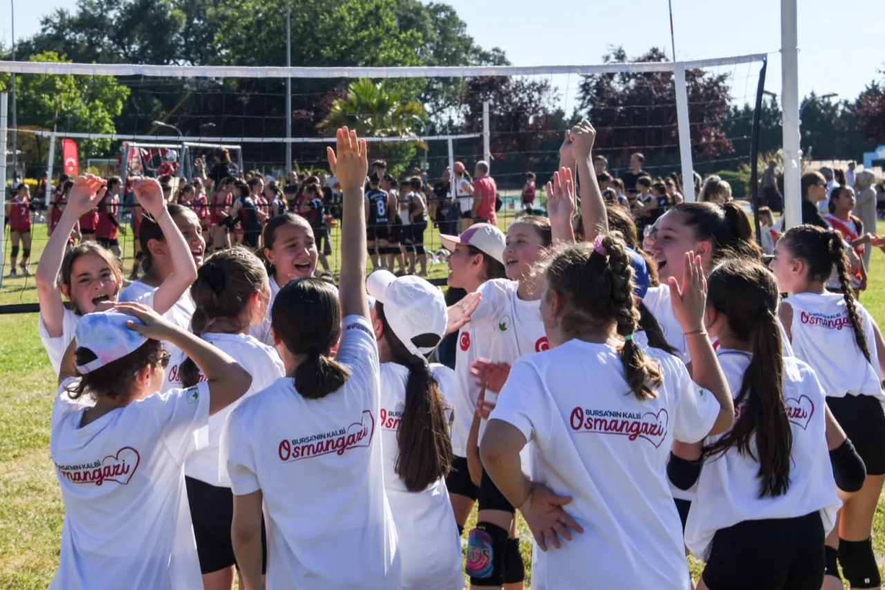 Bursa Osmangazi’de Mini Voleybol Şenliği coşkusu