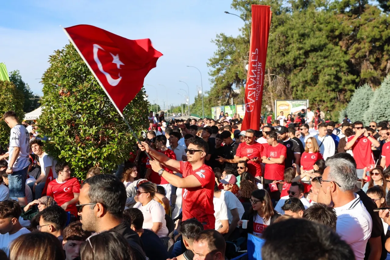 Gaziantep'te milli heyecan Üniversite Meydanı’nda yaşandı