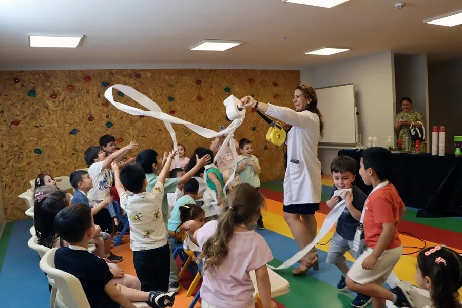İstanbul'da minikler bilimin renkli dünyasını eğlenerek keşfediyor