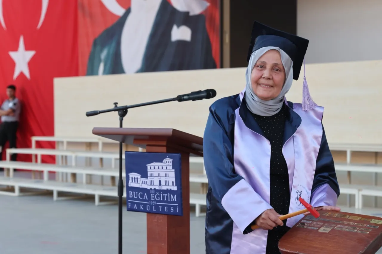 Dokuz Eylül'de mezuniyet coşkusu... 38 yıllık hayal birincilikle taçlandı