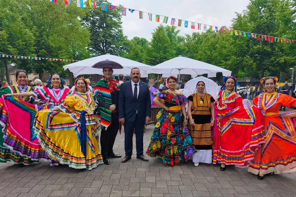 Almanya Dinslaken'de binlerce kişi geleneksel kutlamada buluştu