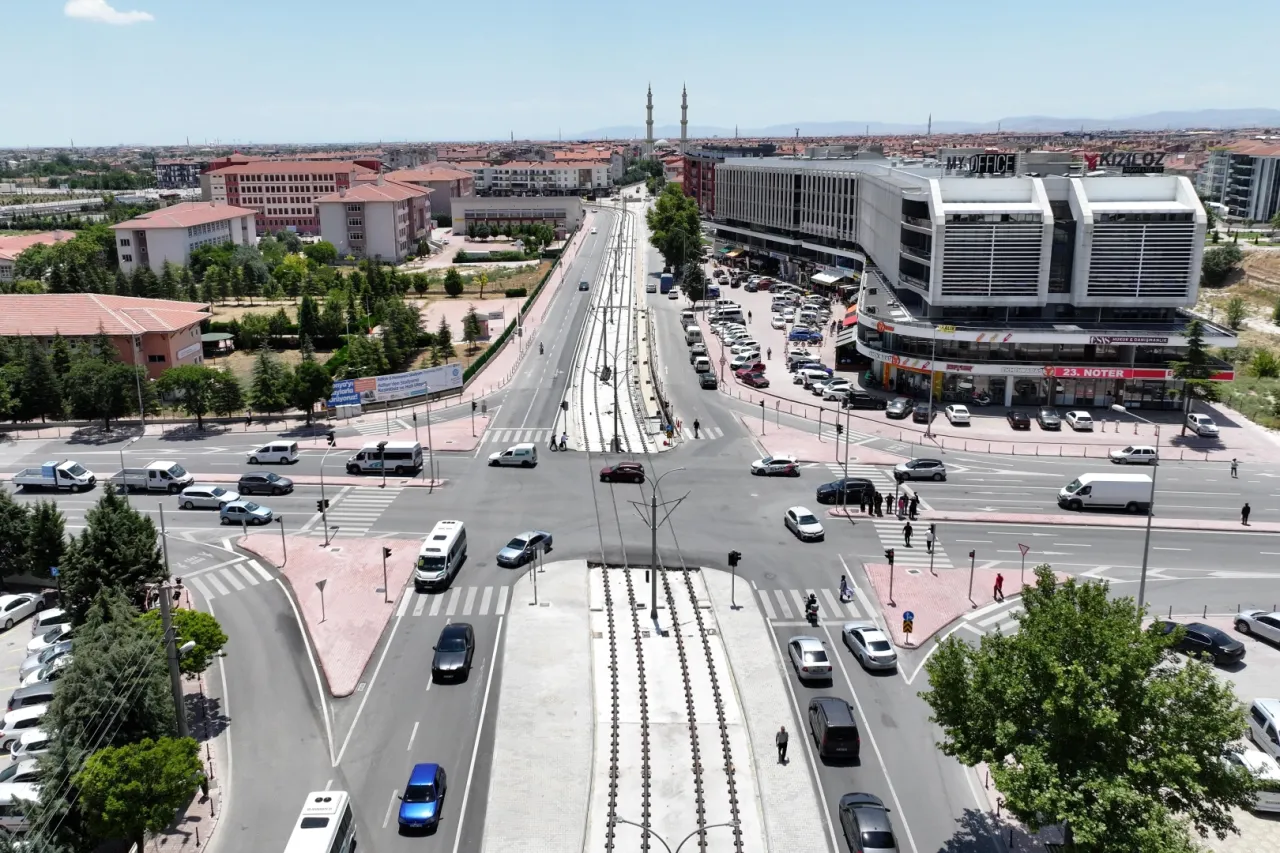 Konya'da tramvay hattı enerji montajı sürüyor