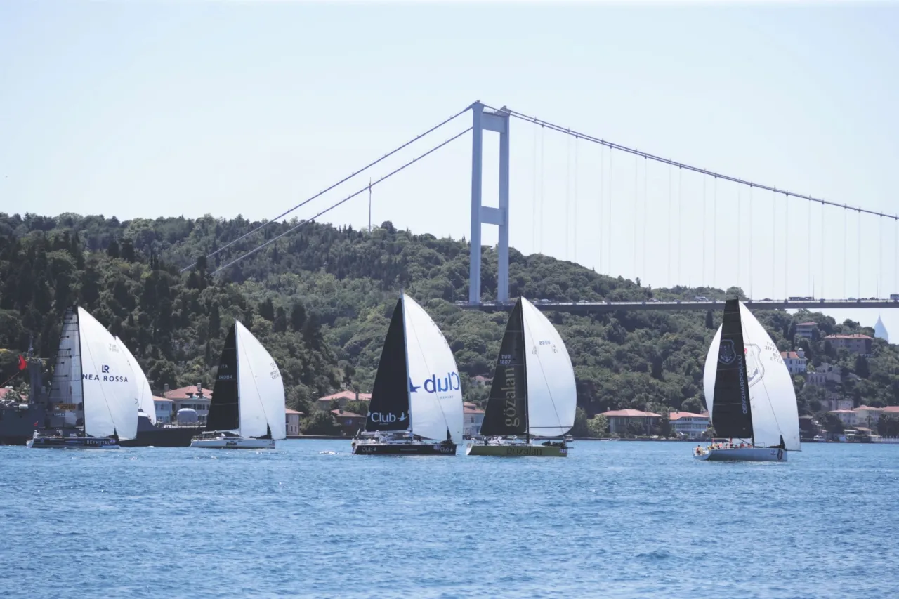 İstanbul Boğazı'nda görkemli coşku