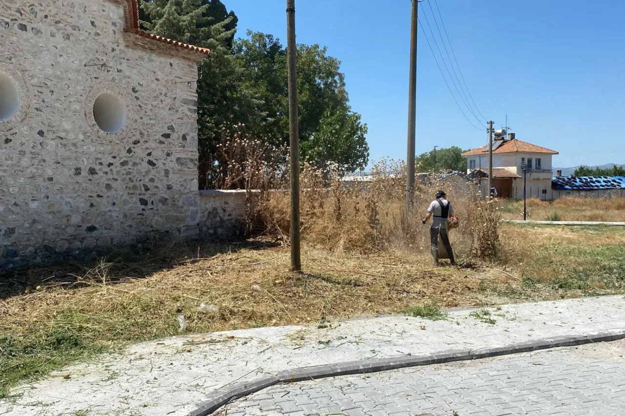 Manisa'da Karacaahmet Türbesi’nde Büyükşehir'den hummalı temizlik