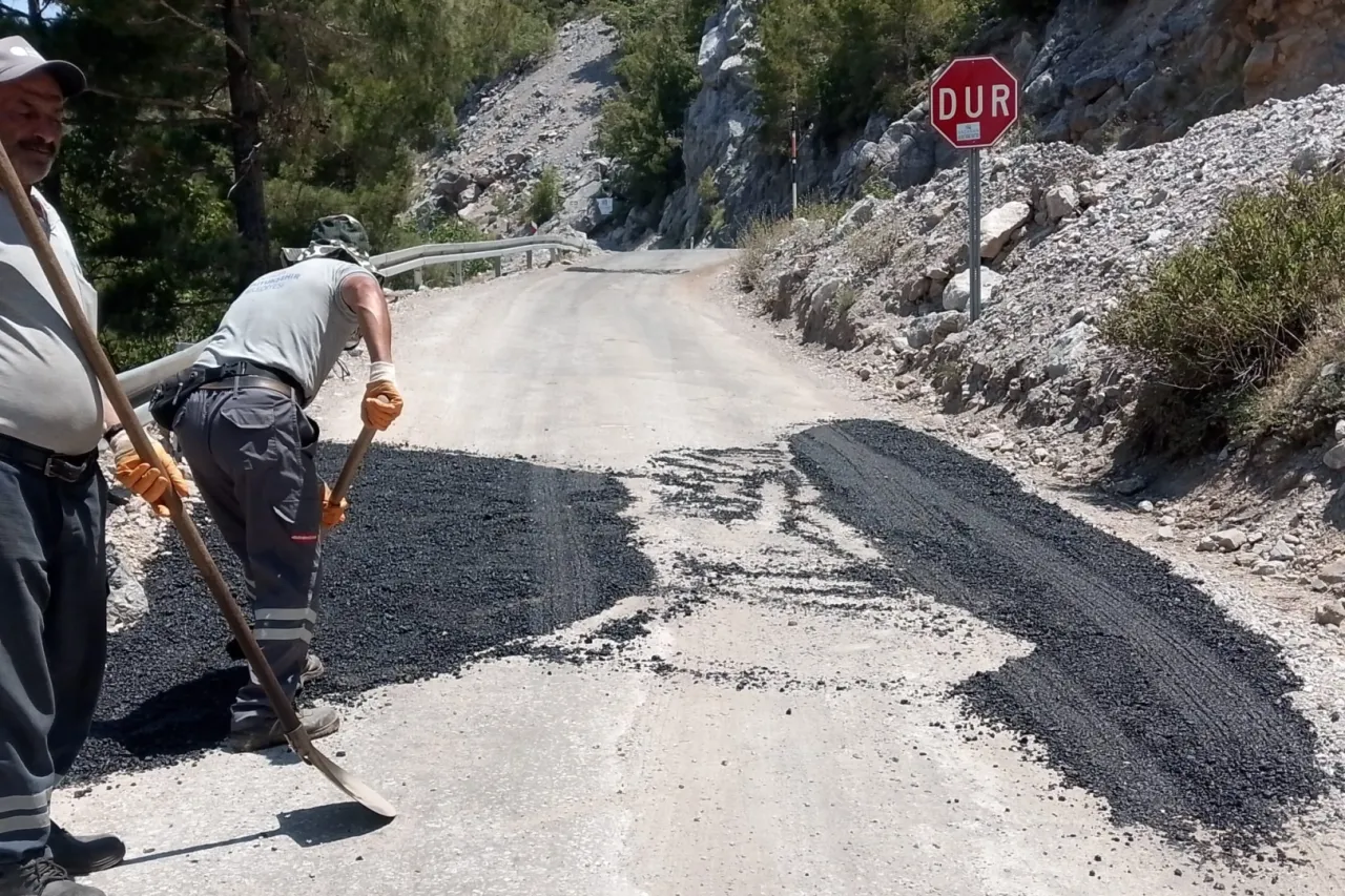 Antalya Büyükşehir’den Alanya kırsalına yol bakımı