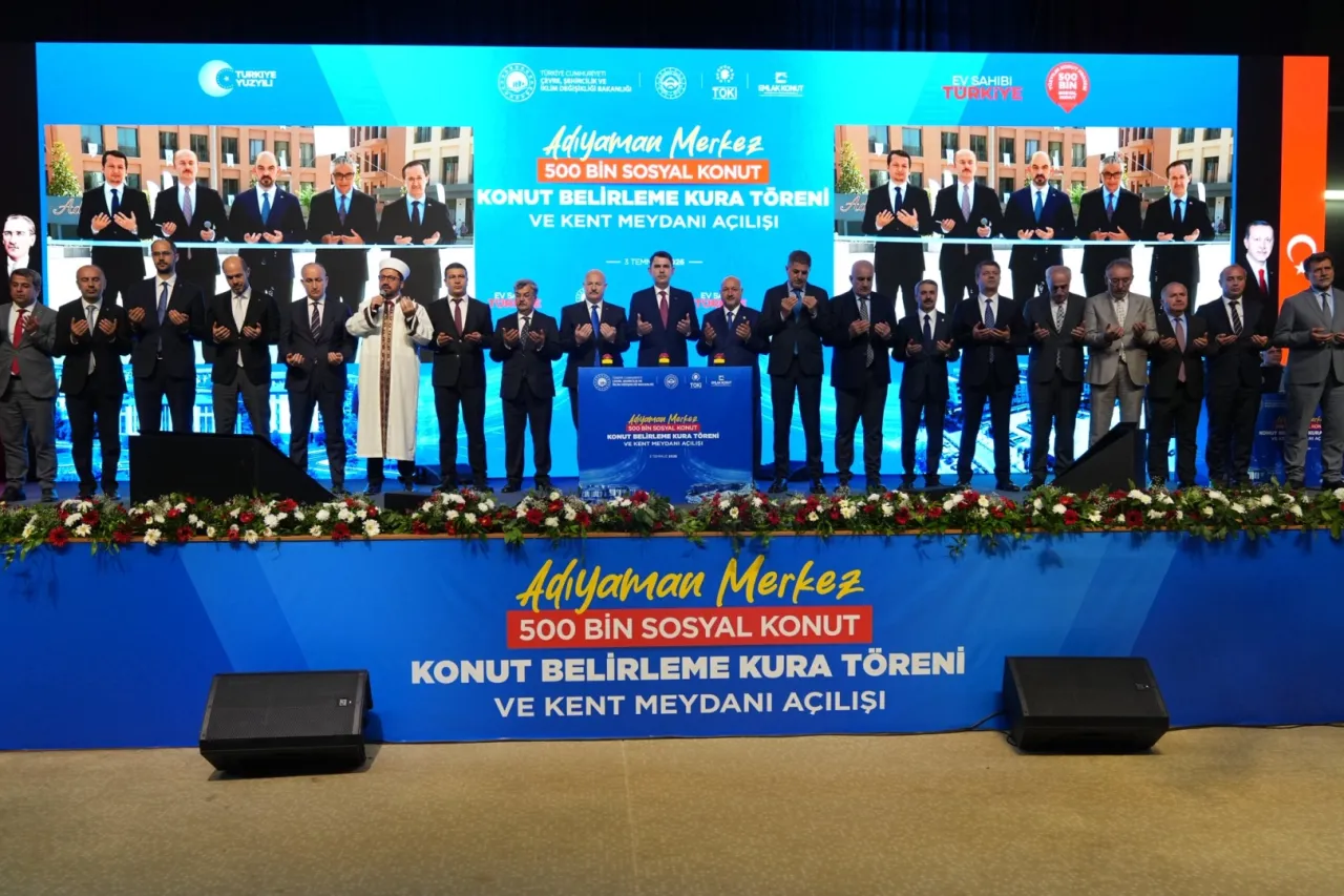 Adıyaman’da 4 bin 905 sosyal konut için kura çekildi... Yeni kent meydanı açıldı