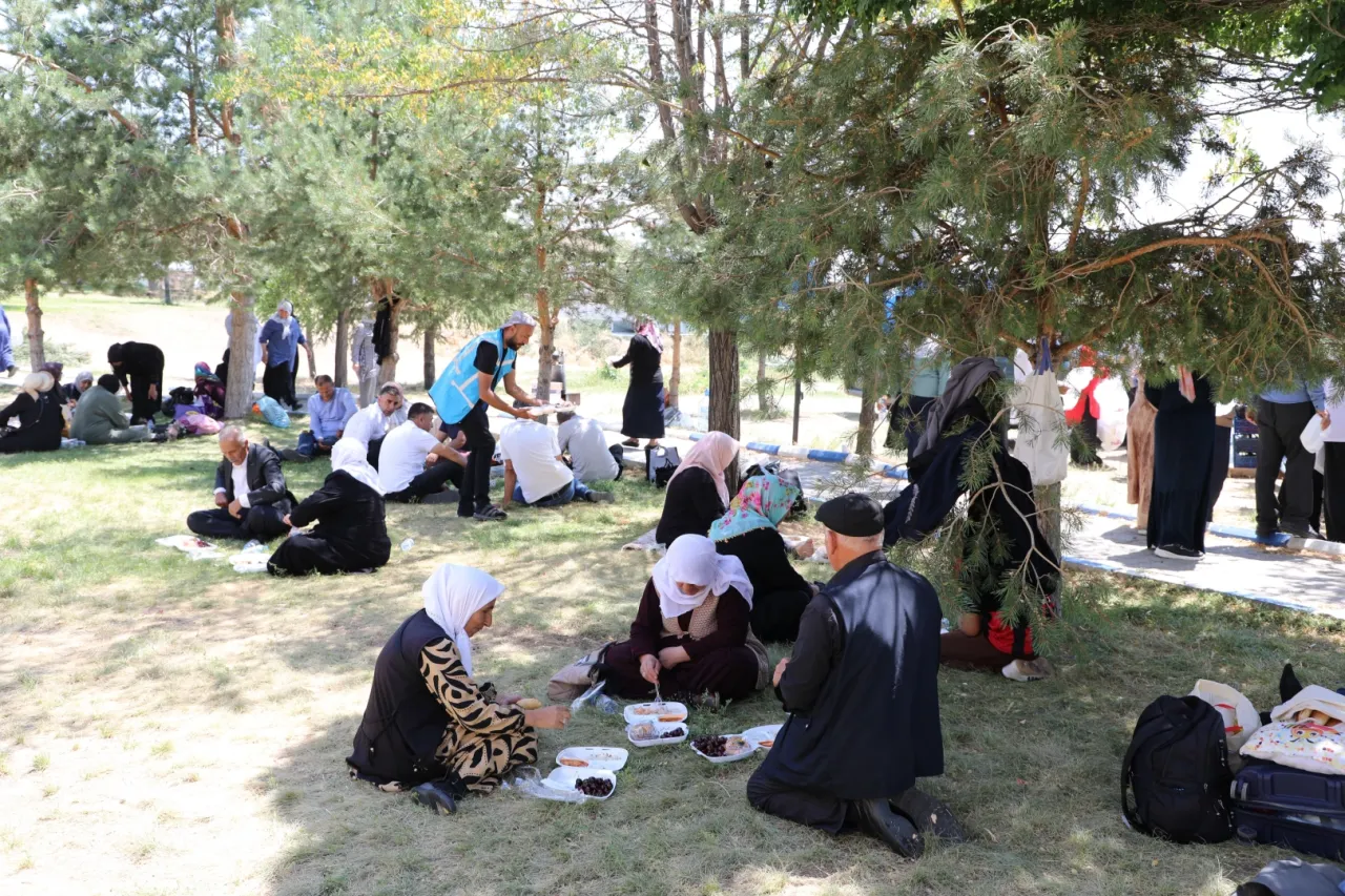 Yaşlı bireyler Van Gölü kıyısında huzur buldu