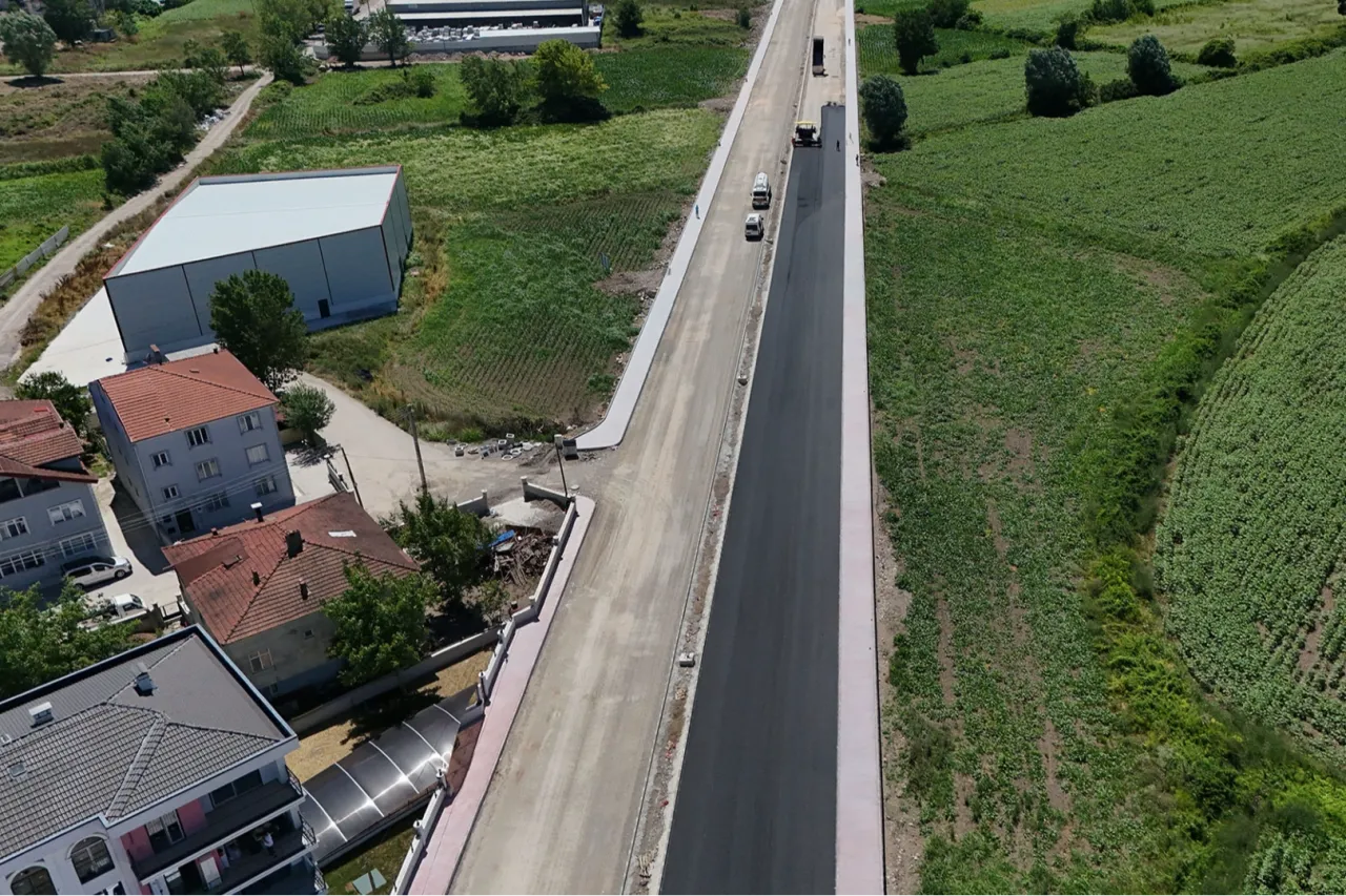 Sakarya'da Yazlık Kavşağı’nın yükünü alacak duble yolda asfalt başladı