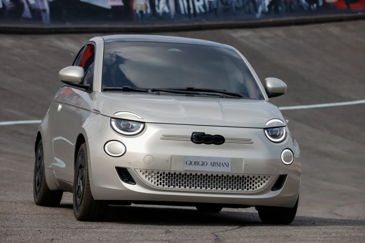 Sınırlı sayıda Fiat 500e Giorgio Armani Collector's Edition yeniden Türkiye'de