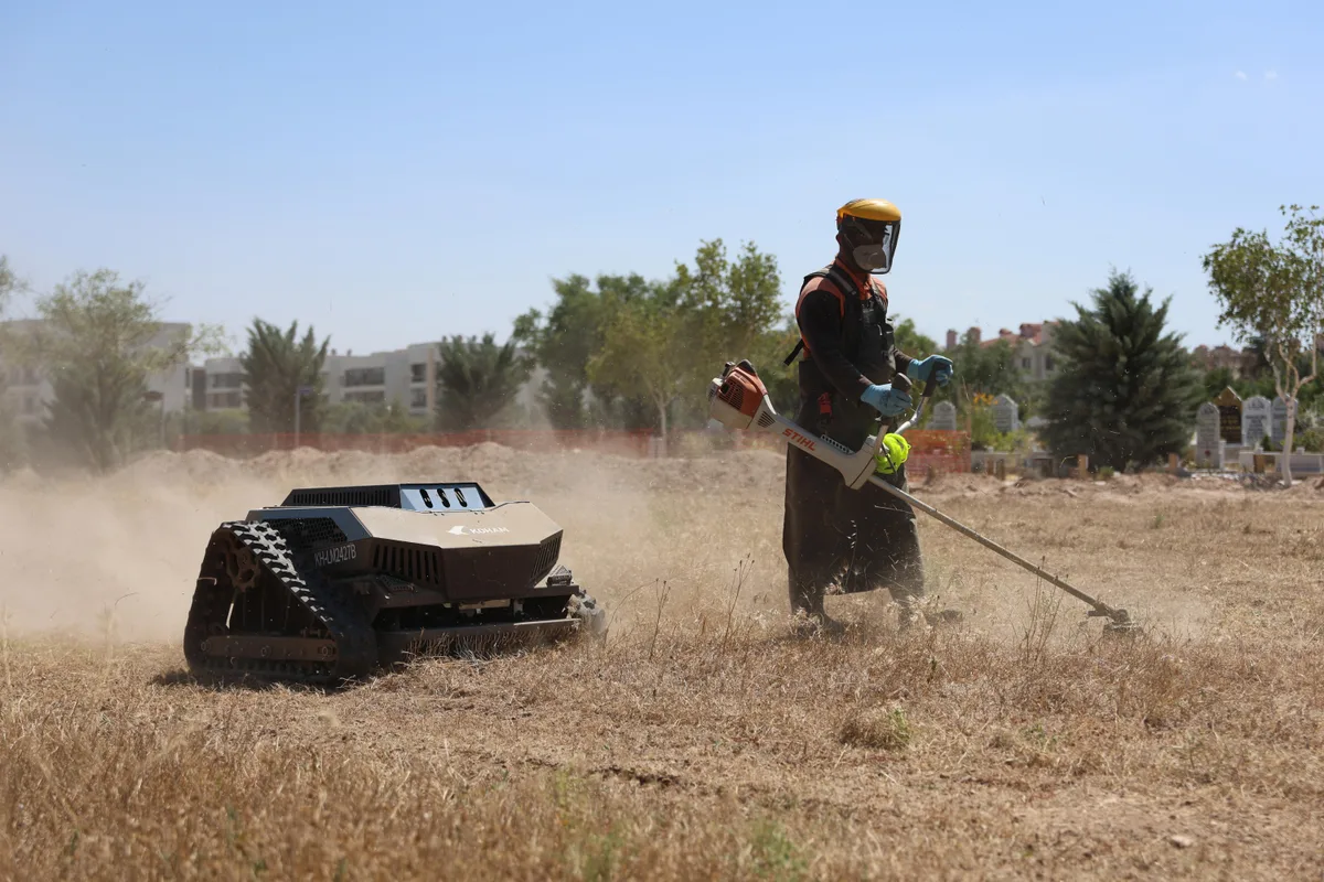 KONYA BÜYÜKŞEHİR MEZARLIK BAKIMINDA OT BİÇME ROBOTLARINI KULLANMAYA BAŞLADI