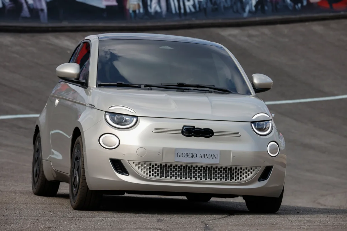 Sınırlı sayıda Fiat 500e Giorgio Armani Collector's Edition yeniden Türkiye'de
