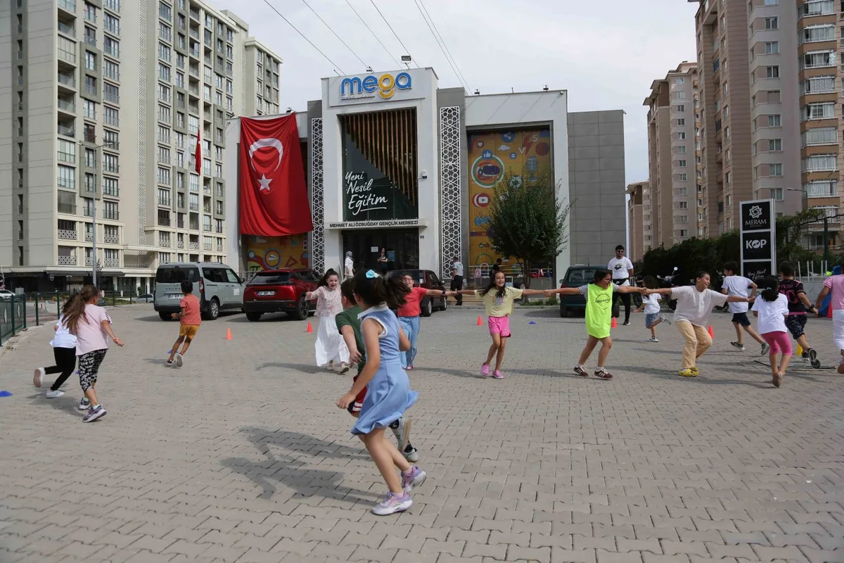MEGA YAZ OKULU’NDA KAYIT HEYECANI