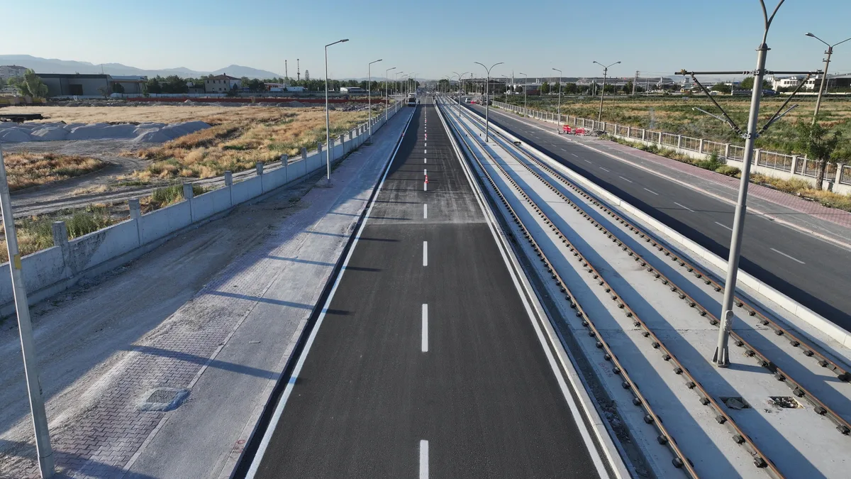 KONYA BÜYÜKŞEHİR, ŞEHİR HASTANESİ-YENİ SANAYİ TRAMVAY HATTI GÜZERGÂHINDAKİ BÖLGELERİN YOL ALTYAPISINI GÜÇLENDİRİYOR
