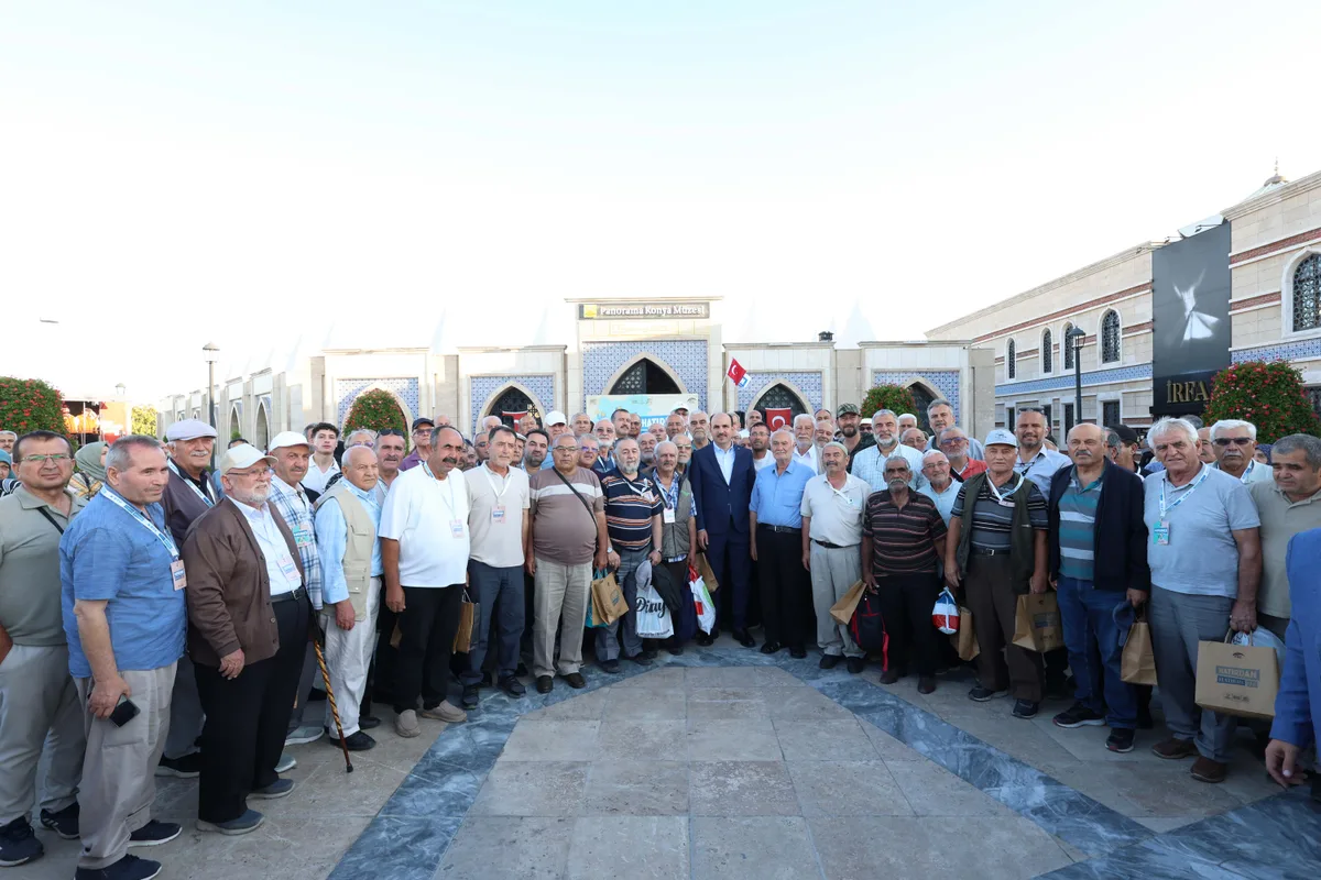 HATIRDAN HATIRAYA KÜLTÜR TURLARINA KATILAN EMEKLİLERLE BULUŞAN BAŞKAN ALTAY: “İYİ Kİ KONYA’DA YAŞIYORUZ, İYİ Kİ SİZLERE HİZMET EDİYORUZ”
