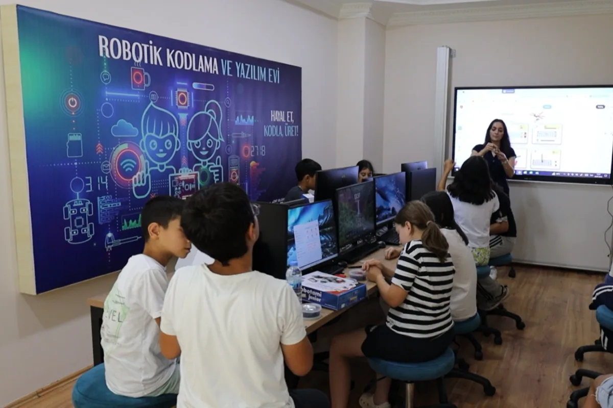 İzmit'te Robotik Kodlama Evi'ne Eğitim Başladı