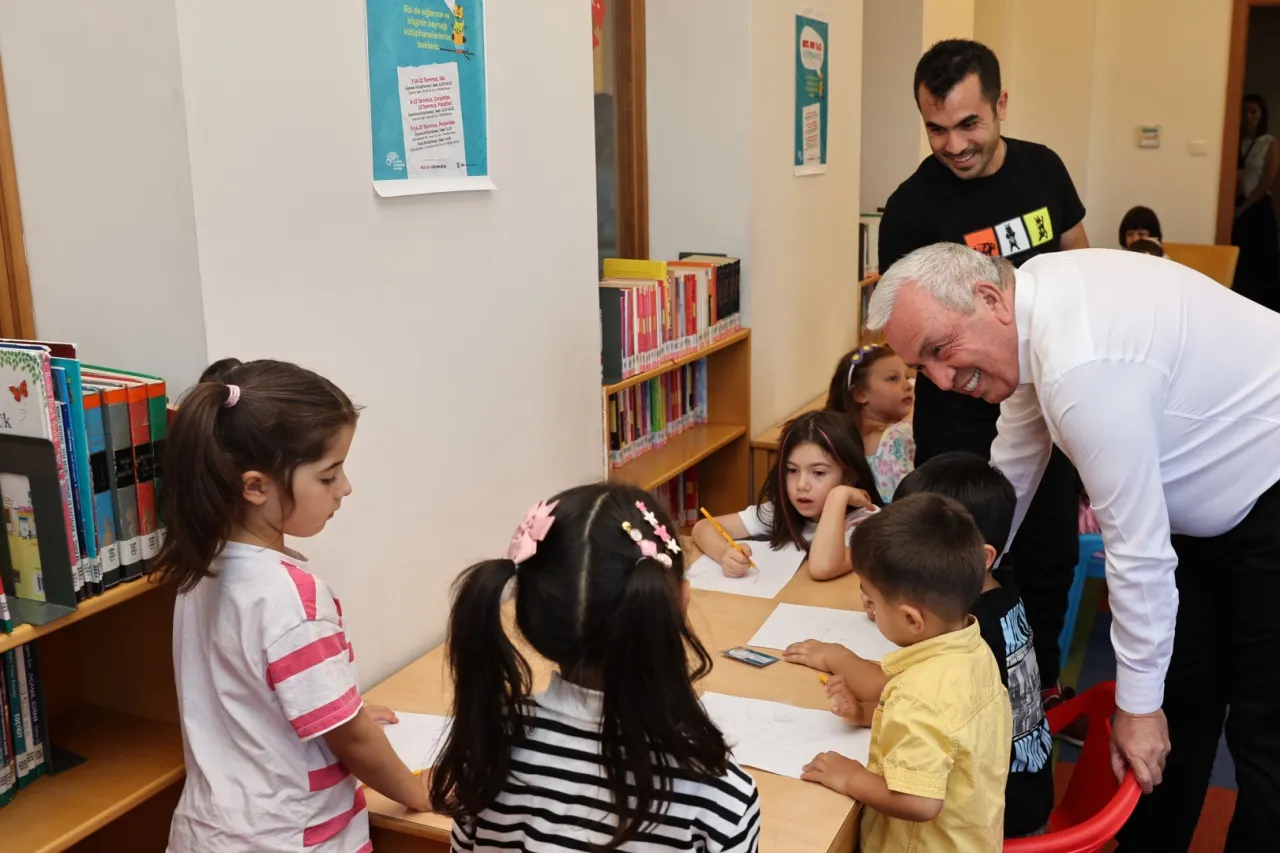 Başkan Özdemir, çocuklar ve ebeveynleri ile kütüphanede buluştu