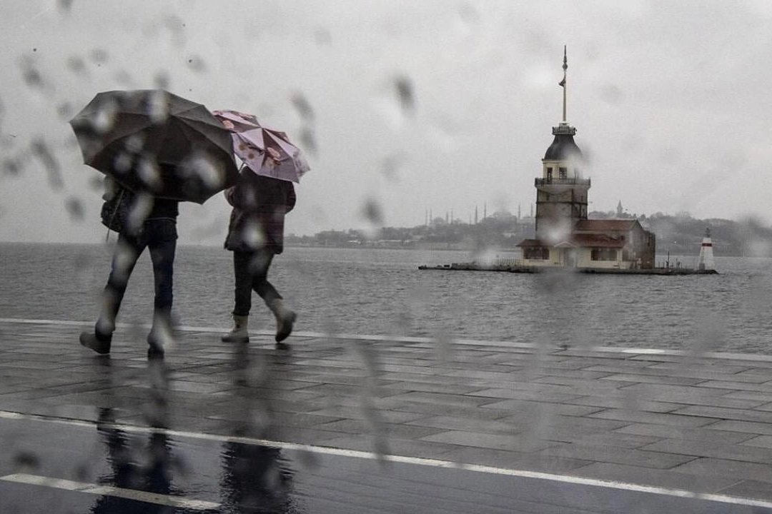 İstanbul Valiliği uyardı... Yağışlı sistem geliyor, sıcaklıklar 4 ila 6 derece düşecek